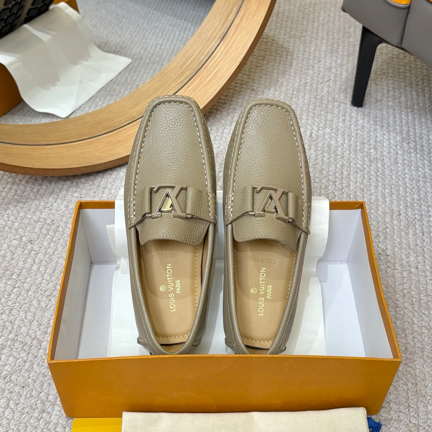 Men's men's shoes 💰420 (Yangli) LV 2⃣️0⃣️2⃣️5️⃣Spring and summer counter GLORIA series models ✈️Original factory special leather production, original last type. A classic driving slip-on casual shoe that shows an elegant style with exquisite craftsmanship details such as Monogram embossing all over the upper🌀Italian imported calfskin fabric Sheepskin foot pads➕Inside～Private mold replica sole Unique style Comfortable driving slip-on Size: 4-12 (38-46) Comes with [Counter packaging: original box, wrapping paper, card, instruction manual, shoehorn, cloth bag] No pressure to enter and leave the counter!